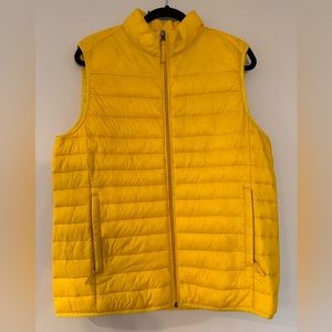 Amazon Essentials Men’s Lightweight Water-Resistant Packable Puffer Vest